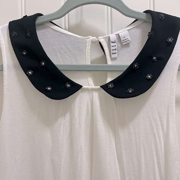 Elle Sleeveless Blouse With Flower Accents on Black Collar - Picture 2 of 4